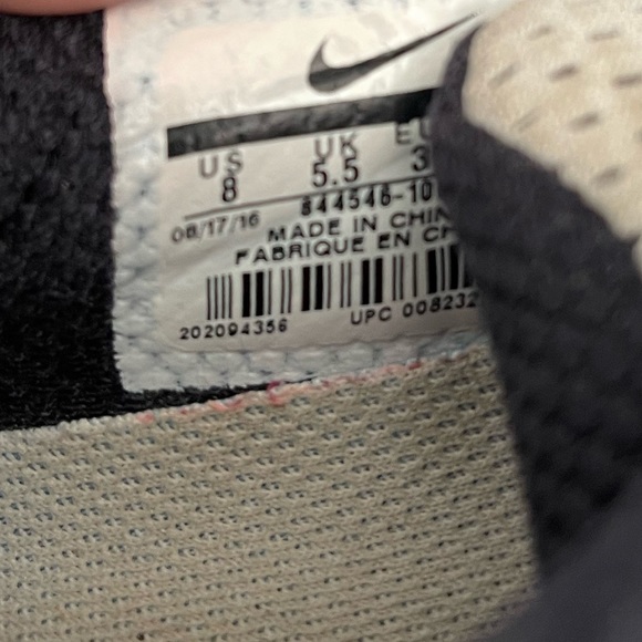 Well loved Nikes - Picture 4 of 7